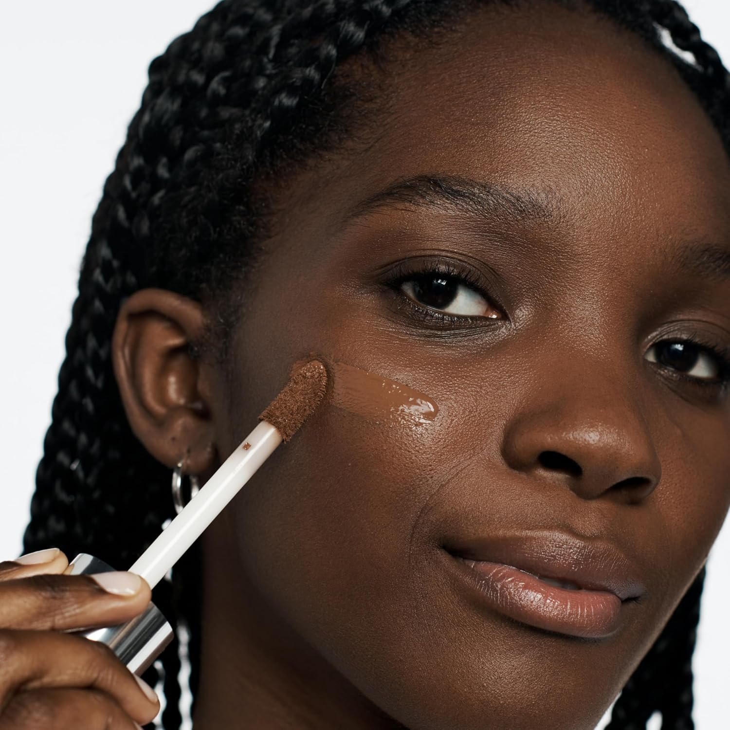 Clinique Beyond Perfecting Lightweight Liquid Foundation + Concealer For Dry Combination to Oily Skin Types | Full Coverage + Natural Matte Finish - Image 6